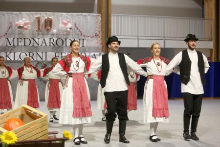 10 MEDNARODNI FOLKLORNI FESTIVAL KD RAKEK 24 FOTO LJUBO VUKELIČ